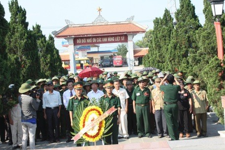 អ្នកមើលថែឈាបនដ្ឋានយកអស់ពីចិត្តពីថ្លើមដើម្បីយុទ្ធមិត្ត - ảnh 1